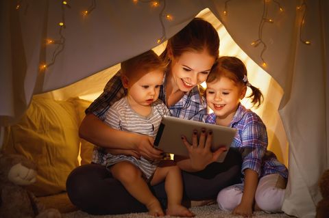 Quiz: Mutter liest ihren zwei Kindern vor