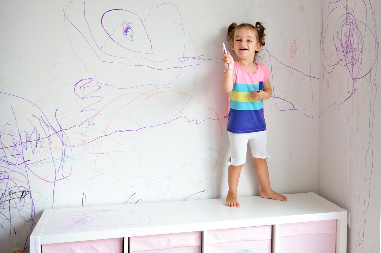 Quiz: Mädchen malt Wand mit Buntstiften an