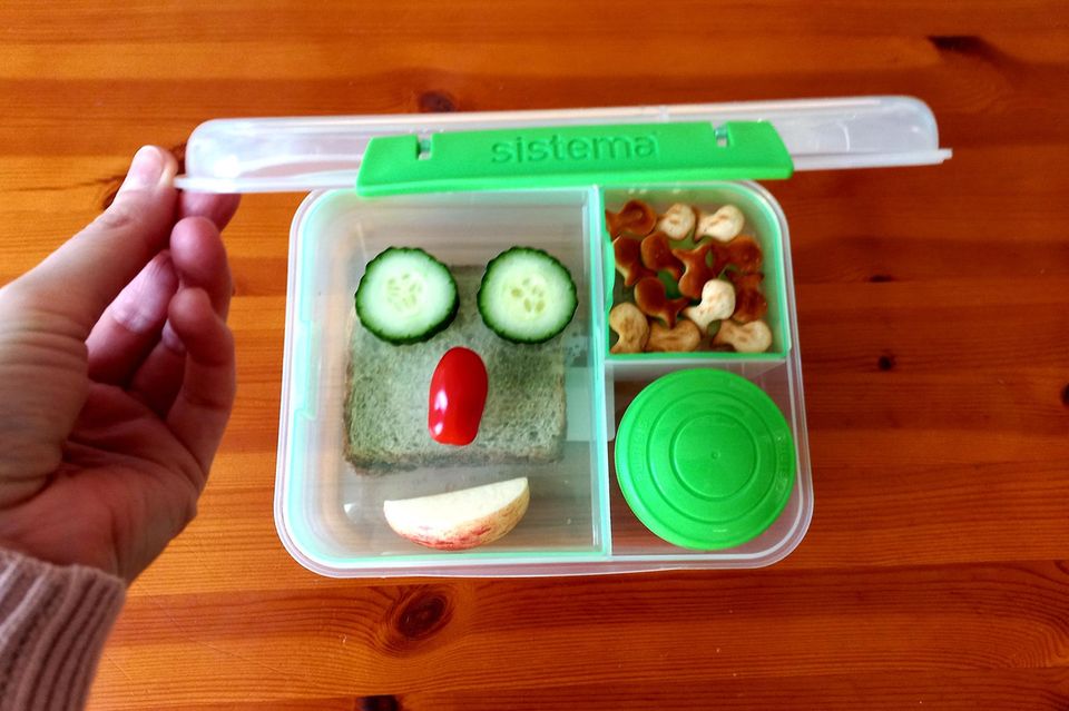 Sistema Bento-Box im Test: Box ist mit Brot, Gemüse-Smiley, Knabberzeug und Joghurt-Topf gefüllt.