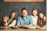 Jamie Olivers brandneues Buch ist ein Fest des guten Essens, das man mit Familie und Freunden genießt. Zwar ist dies auch kein klassisches Weihnachtskochbuch, aber wir finden, es passt perfekt in die Weihnachtszeit. Für dieses Kochbuch hat er köstliche Gerichte kreiert, die für 2 bis 14 Personen serviert werden können. 120 Gerichte in 18 kreativen Menü-Ideen, die perfekt für jeden Anlass sind – ob Weihnachten, Sylvester oder Sommerfest, mit der ganzen Familie an einem Tisch. "Together – Alle an einem Tisch" von Jamie Oliver, Dorling Kindersley Verlag, 29,95 Euro. 