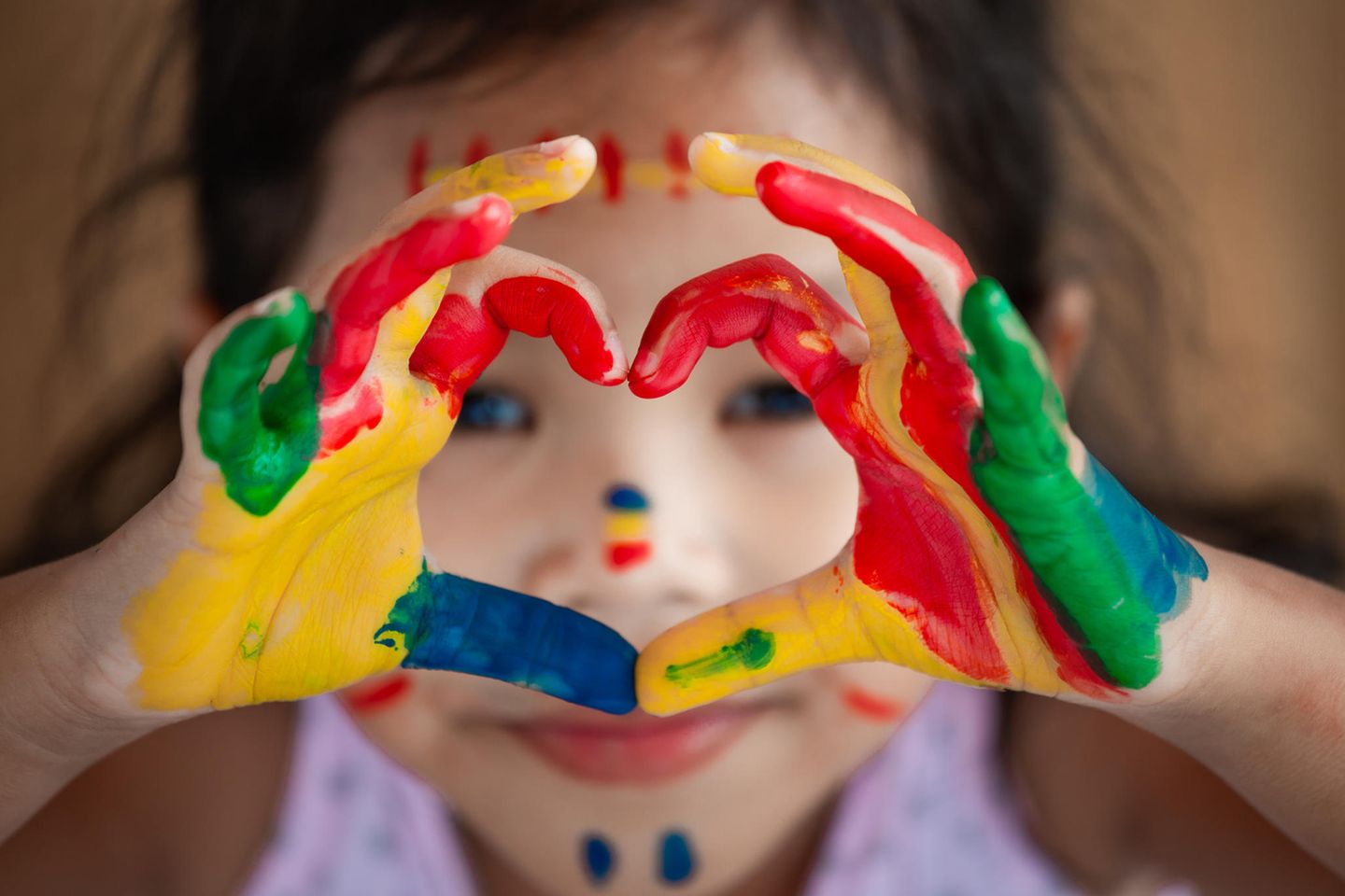 Nerviges Bastel-Spielzeug: Kind mit Fingerfarben