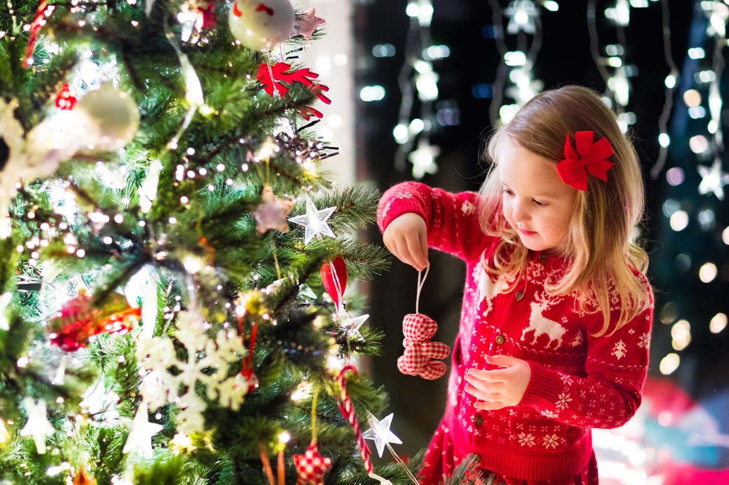 Weihnachten mit dem Ex: Kleines Mädchen und Weihnachtsbaum