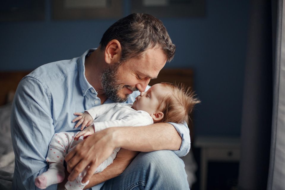 Bezahlter Freistellung für Partner: Vater hält Baby