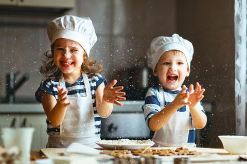 Zwei Kinder haben Spaß bei der Weihnachtsbäckerei