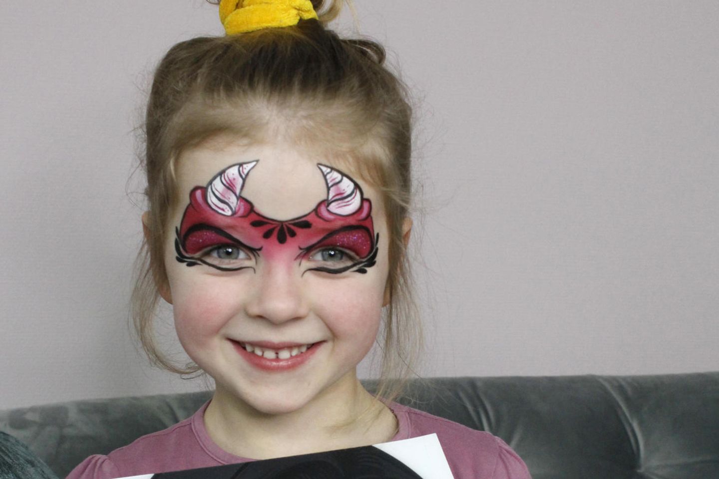 Teufel schminken: kleines Mädchen mit Teufel-Make-up