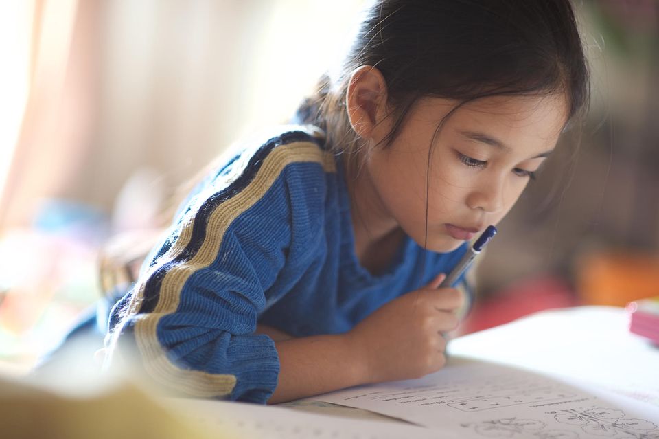 Sechsjährige: Kleines Mädchen sitzt über Hausaufgaben