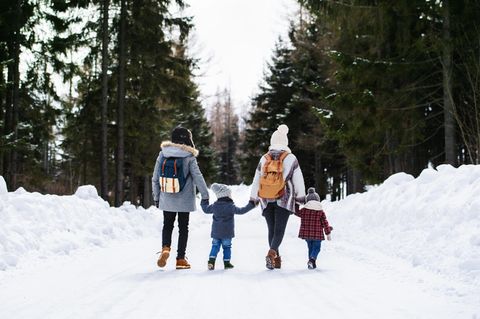 Familie mit Kindern im Schnee