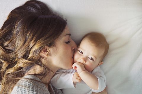Mama-Qualifikationen: Mutter küsst Baby
