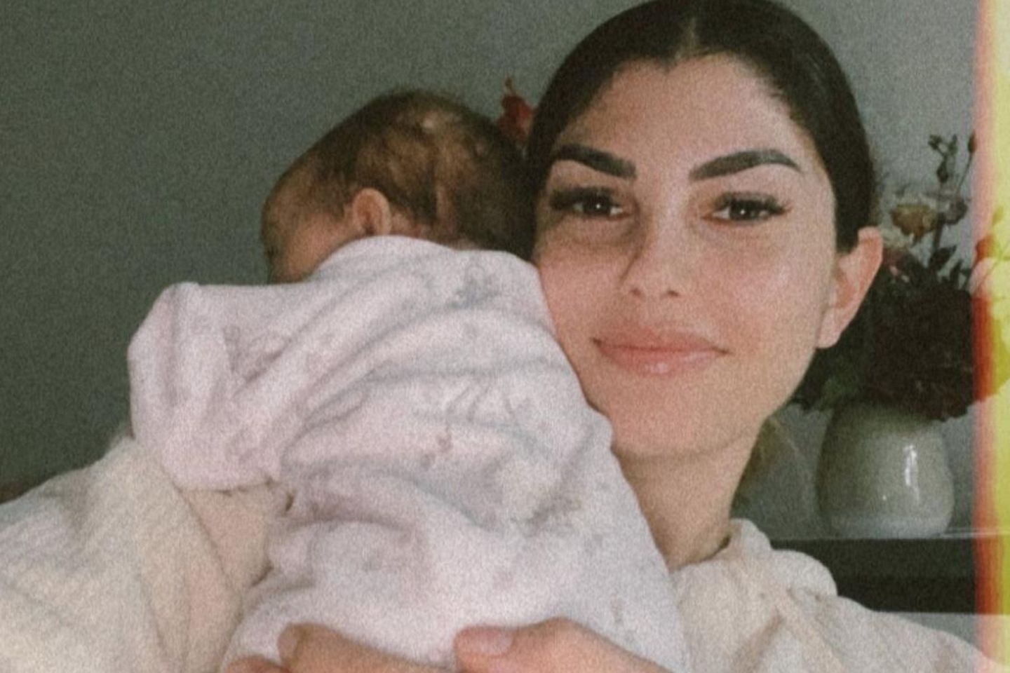 Yeliz Koc: Yeliz Koc auf Instagram mit Tochter Snow im Arm