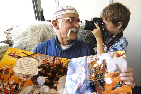 Ali Mitgutsch: Der Erfinder des Wimmelbuchs lässt sich von einem Kind fotografieren