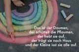 Ein Kinderreim ist auf einer Grafik zu lesen, auf der ein mit Kreide gemalter Regenbogen zu sehen ist.