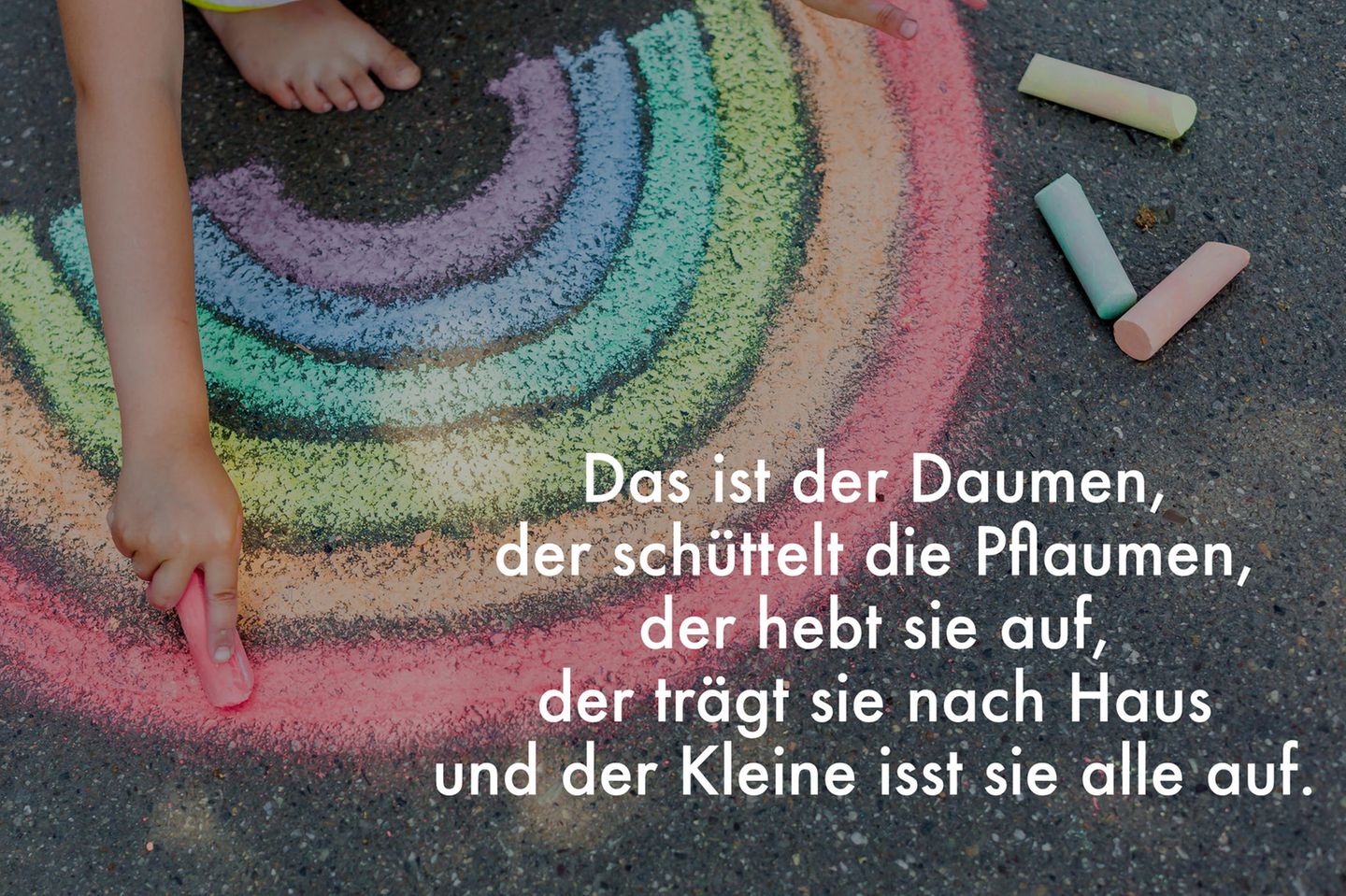 Ein Kinderreim ist auf einer Grafik zu lesen, auf der ein mit Kreide gemalter Regenbogen zu sehen ist.
