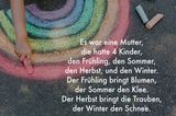 Ein Kinderreim ist auf einer Grafik zu lesen, auf der ein mit Kreide gemalter Regenbogen zu sehen ist.