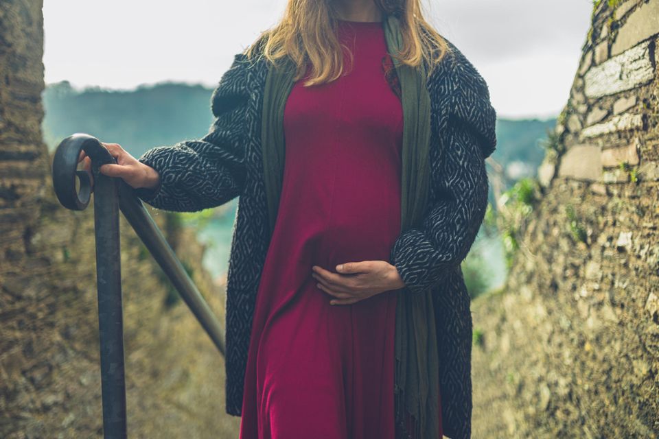 Negative Seiten in der Schwangerschaft Schwangere Frau auf Treppe