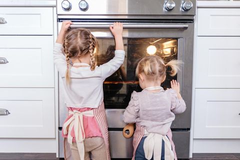 "Shepherd's Pie": Kinder stehen vor Ofen und warten auf den Auflauf