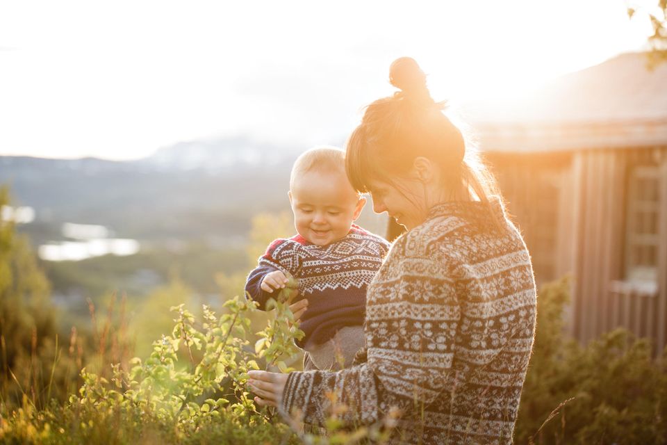 Eine Mutter und ihr Kind in norwegischer Natur.