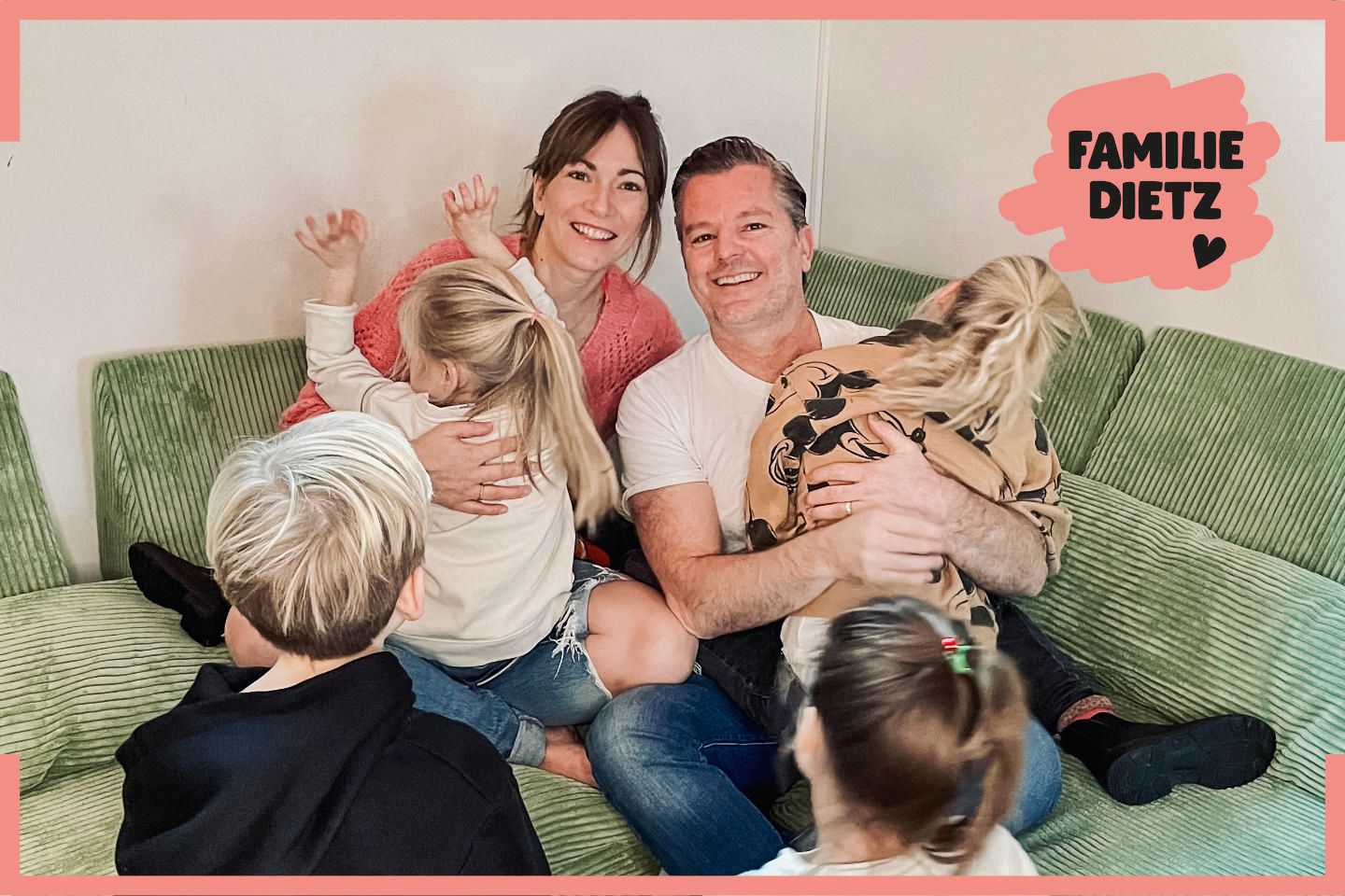 Mann und Frau mit vier Kindern auf einem grünen Sofa