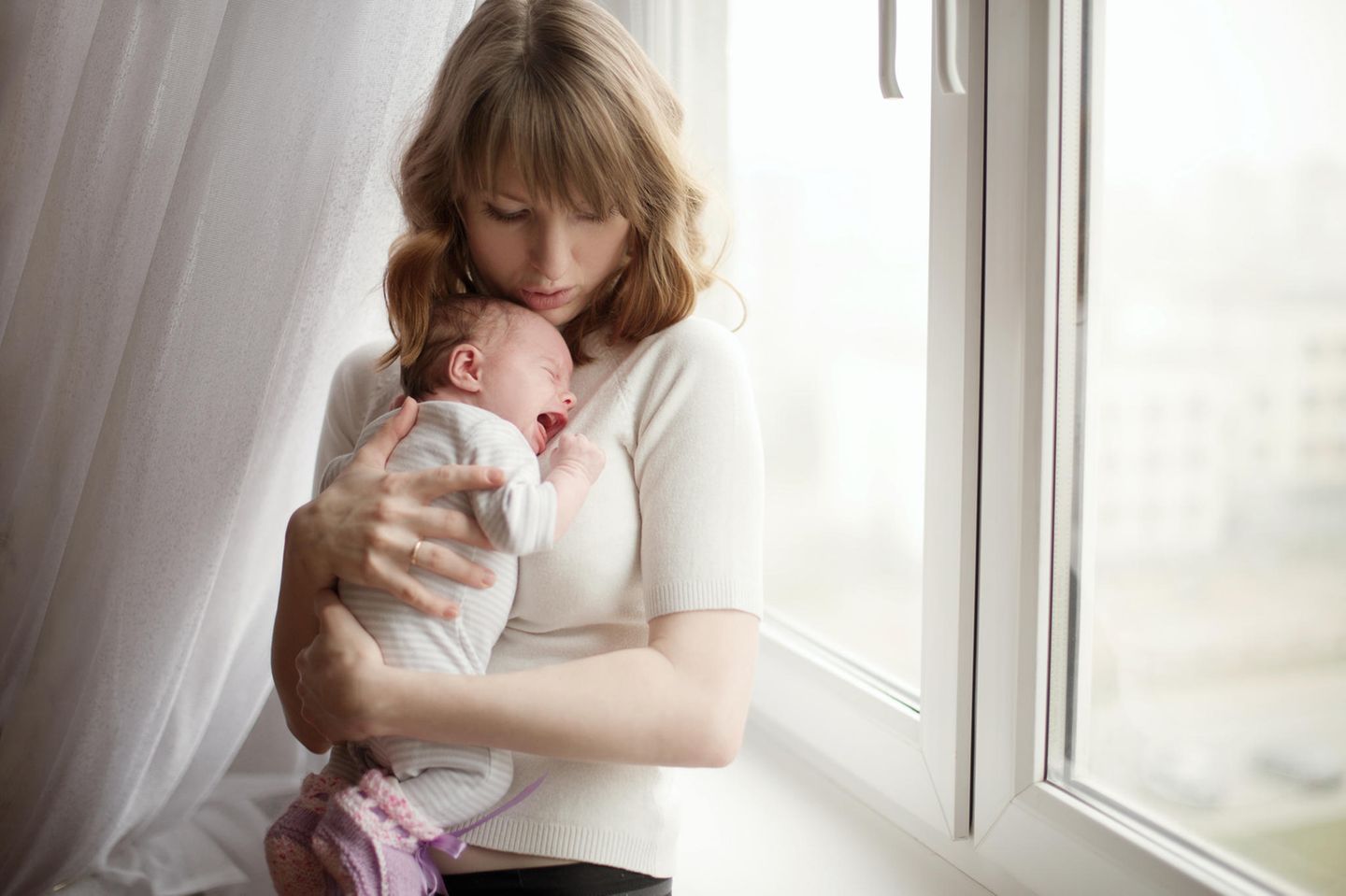3-Monats-Koliken Mutter hält ihr weinendes Baby