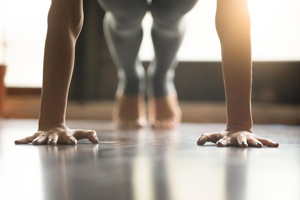 blasenschwäche-frau-macht-yoga