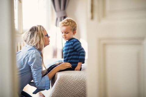 Kritikfähigkeit: eine junge Mutter redet mit ihrem kleinen Sohn