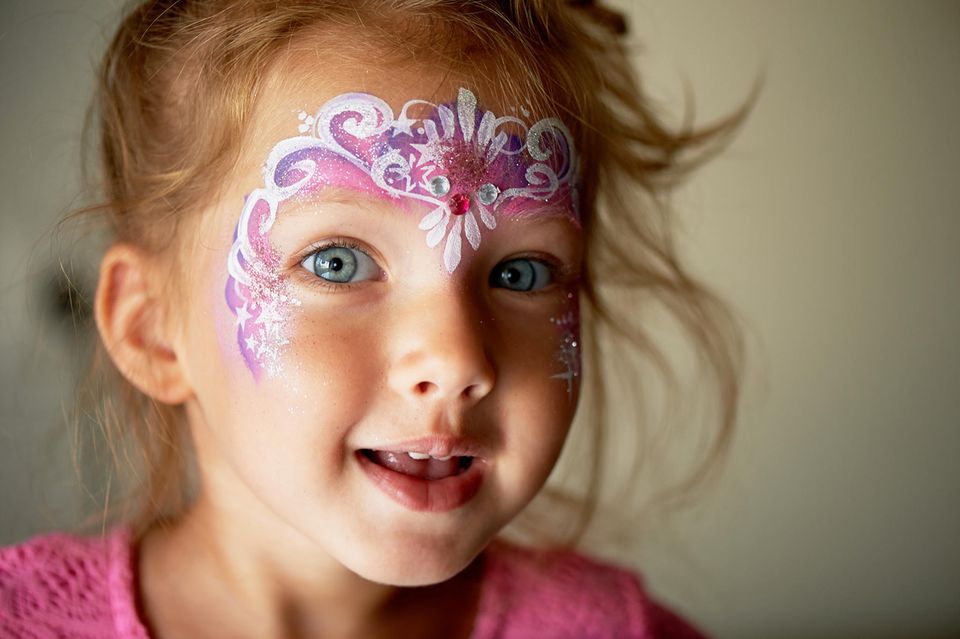 Fee schminken: Kleines Mädchen mit Feen-Make-up
