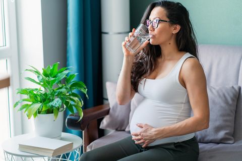 Zuckertest Schwangerschaft: Schwangere Frau trinkt Wasser