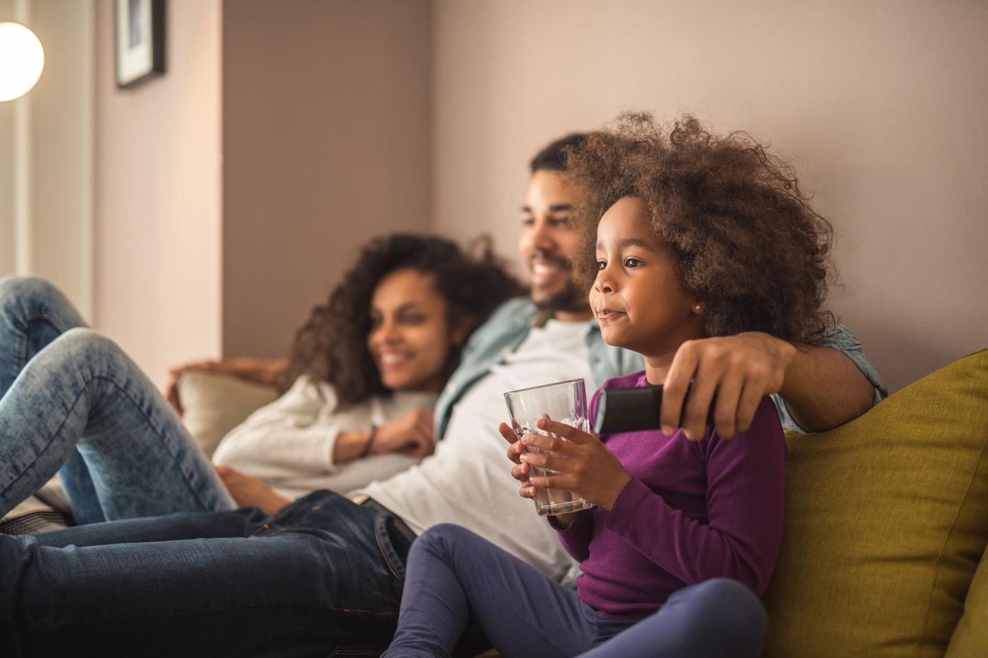 harmlose-filme-familie-schaut-gemeinsam-film-auf-der-couch