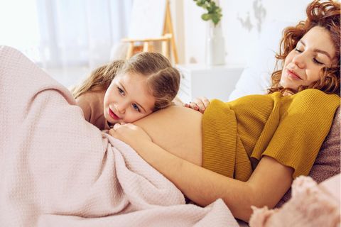 Muttermund und Schwangerschaft: Schwangere Frau mit Mädchen