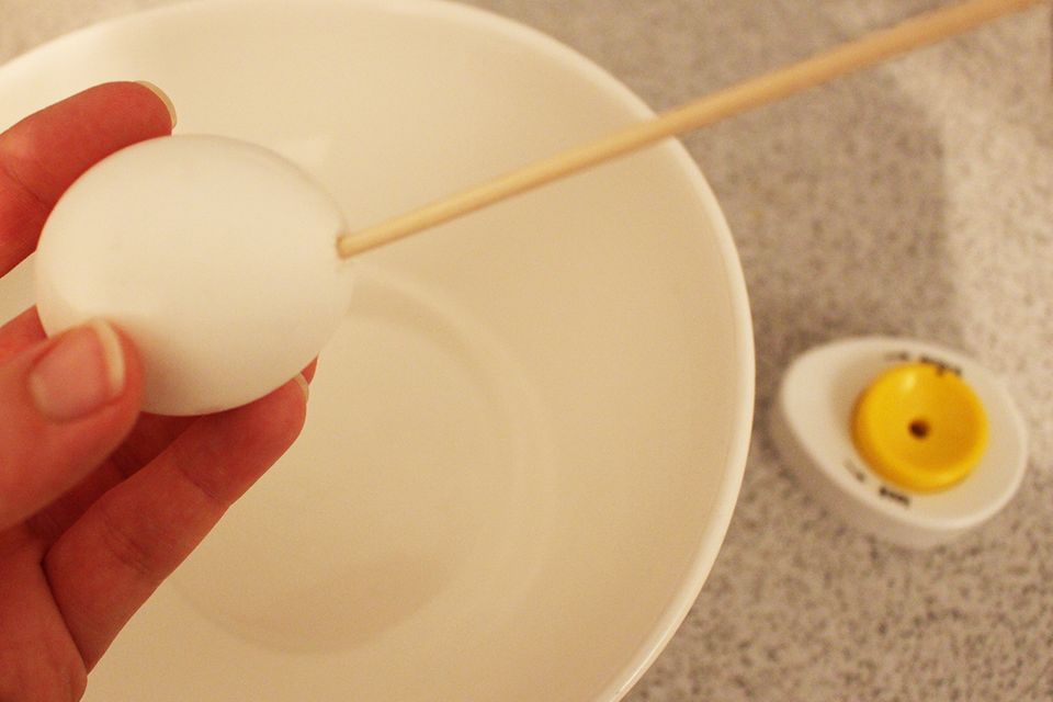 Ostereier bemalen Kinder: Tricks zum Eier Anstechen