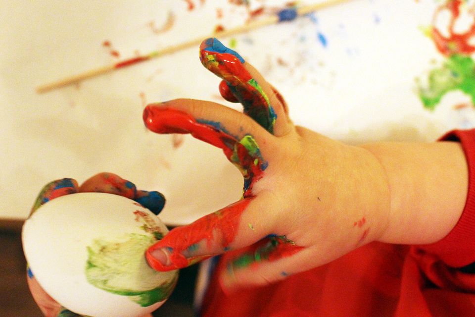 Ostereier bemalen Kinder: Ostereier mit Fingerfarbe färben