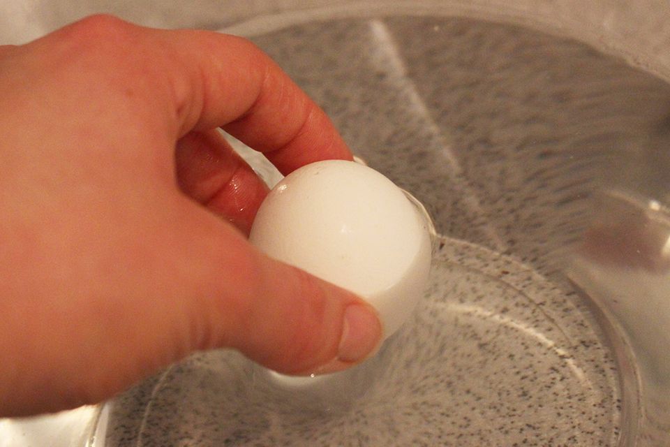Ostereier bemalen Kinder: Ausgeblasene Eier säubern
