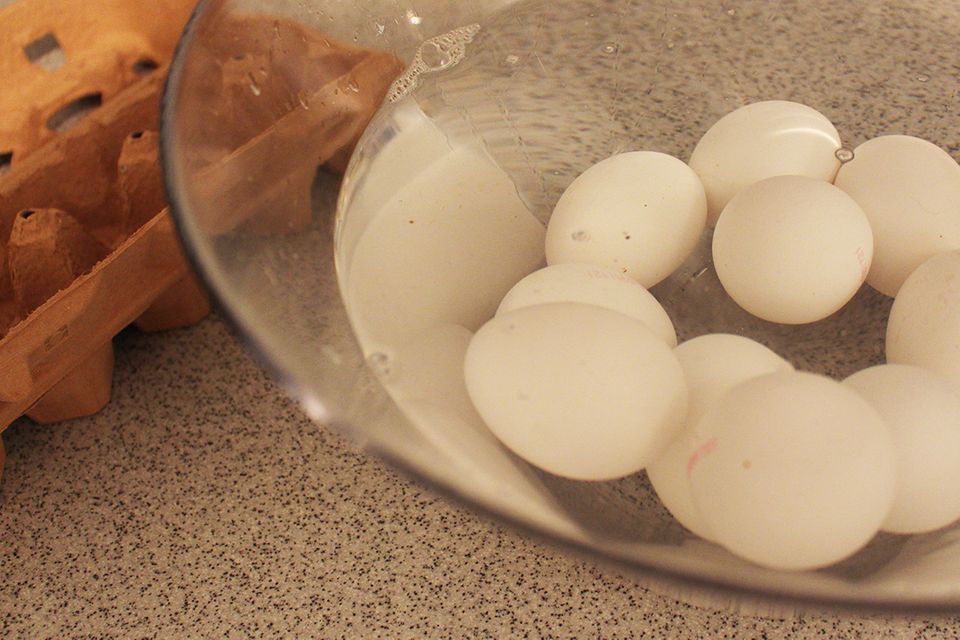Ostereier bemalen Kinder: Eier in einer Wasserschale