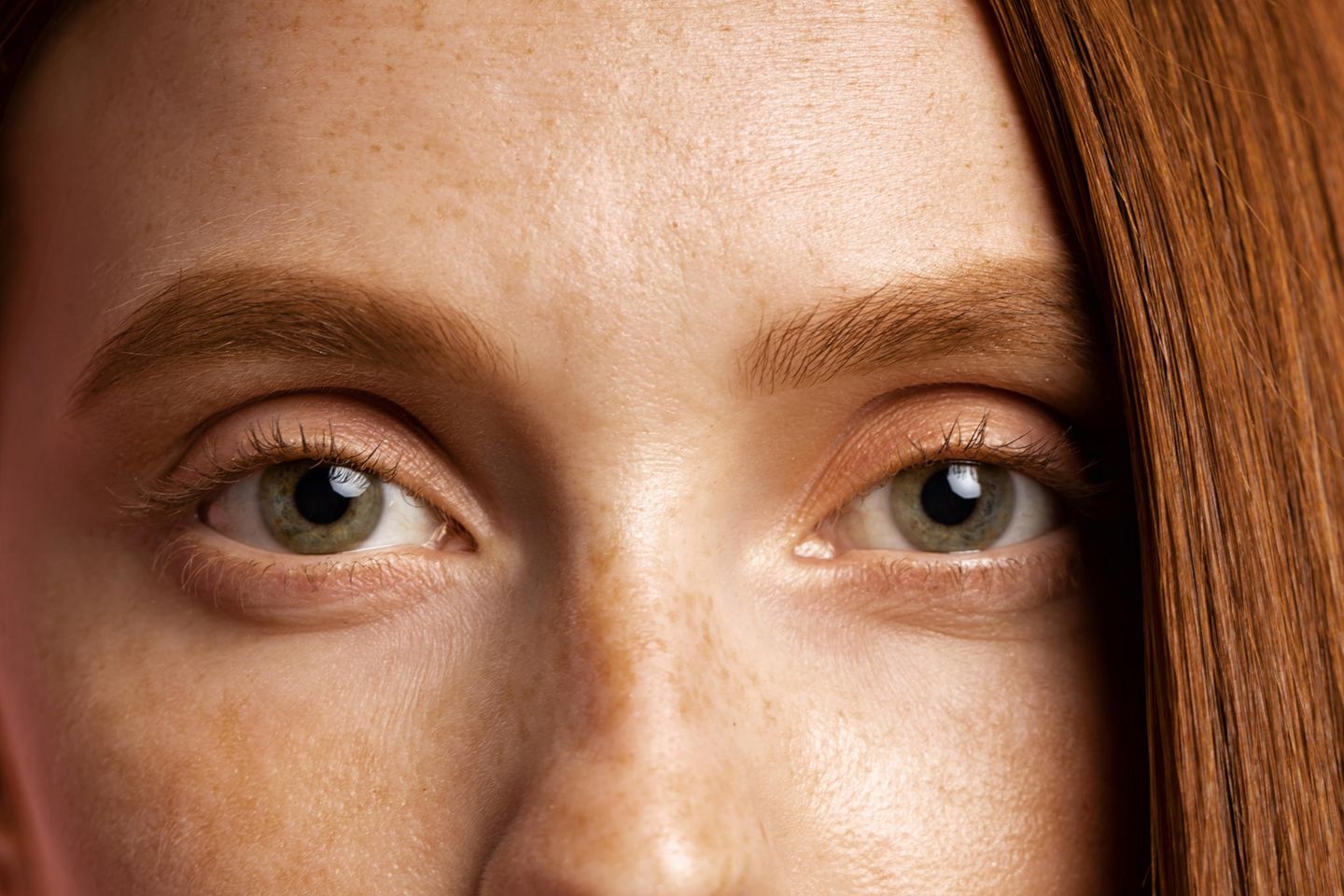 Augenringe abdecken: Rothaarige Frau mit grünen Augen Nahaufnahme