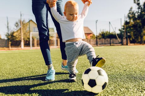 Kinder in Bewegung: Kleinkind spielt Fußball
