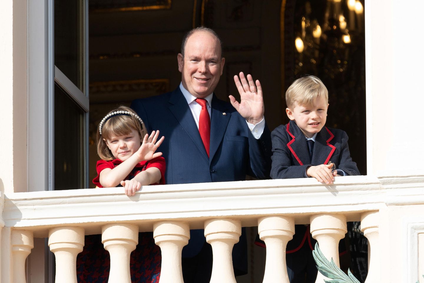 Prinzessin Gabriella, Prinz Albert und Prinz Jacques winken vom Balkon in Monaco