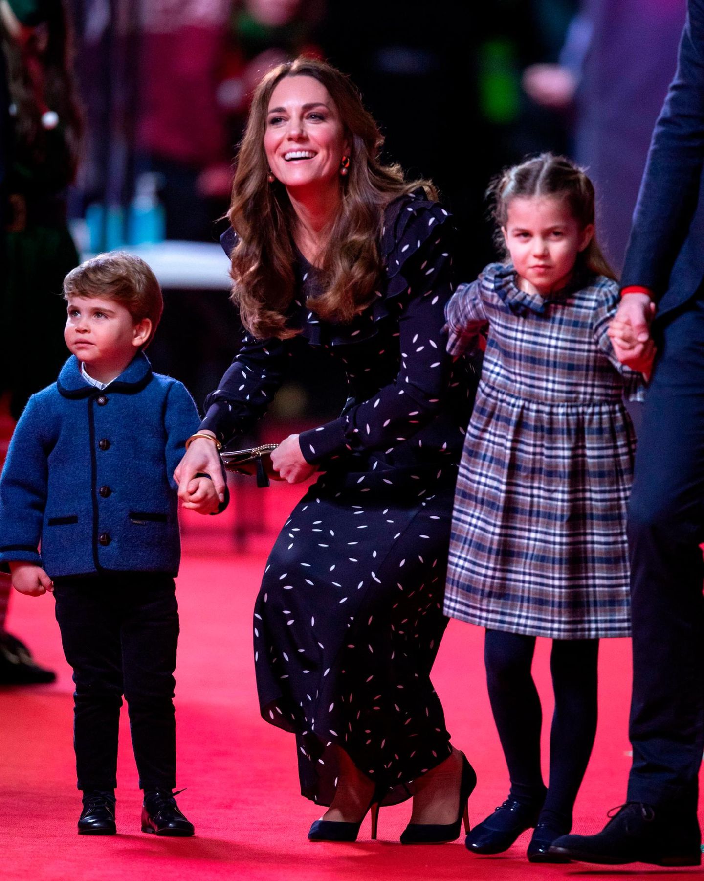 Prinz Louis, Herzogin Catherine und Prinzessin Charlotte auf dem roten Teppich