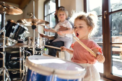 Musik fürs Kind: eine Familie mit kleinen Kindern spielt Schlagzeug