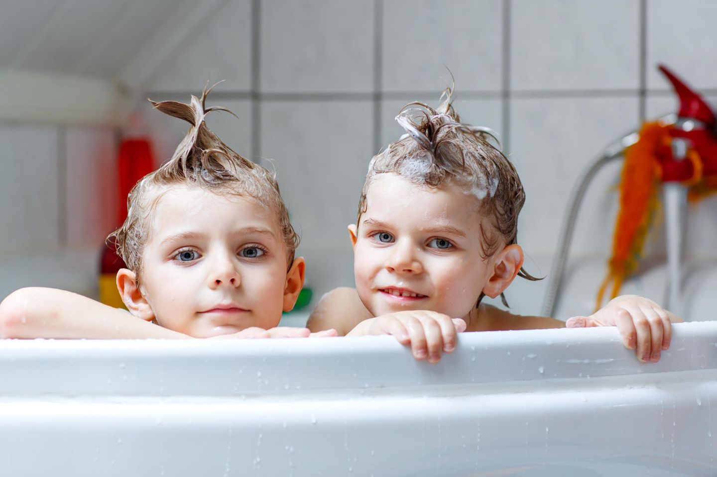 Unter der Gürtellinie: Zwillinge sind in der Badewanne