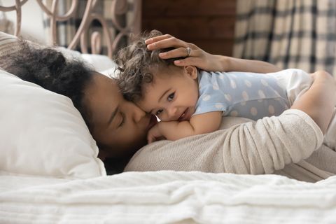 Ein Baby liegt auf dem Bauch seiner Mutter