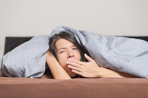 Müde und schlapp: Diese Pflegeroutine schaffst du auch im Halbschlaf