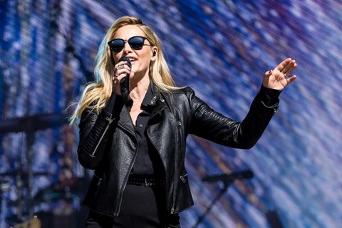 Helene Fischer: die Blonde Sängerin steht in schwarzer Kleidung und Sonnenbrille auf der Bühne