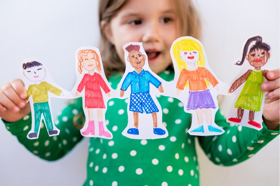 kinderrechte-mädchen-hält-selbstgemalte-girlande-mit-kindern