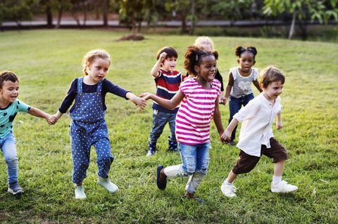 un-kinderrechtskonvention-kinder-rennen-händchenhaltend-durch-park