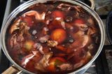 Eier färben mit Zwiebelschalen: Eier kochen in einem Topf mit Wasser und Zwiebelschalen