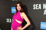 Schwangere Stars: Anne Hathaway posiert auf dem roten Teppich.
