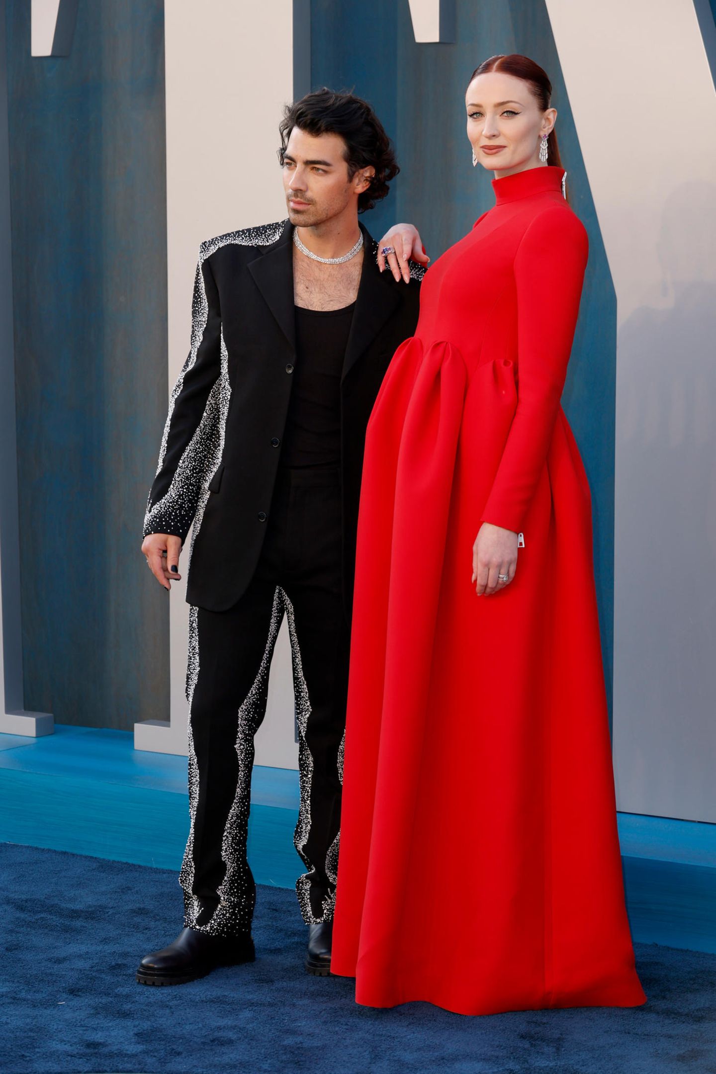 Schwangere Stars: Joe Jonas und Sophie Turner posieren auf dem roten Teppich.