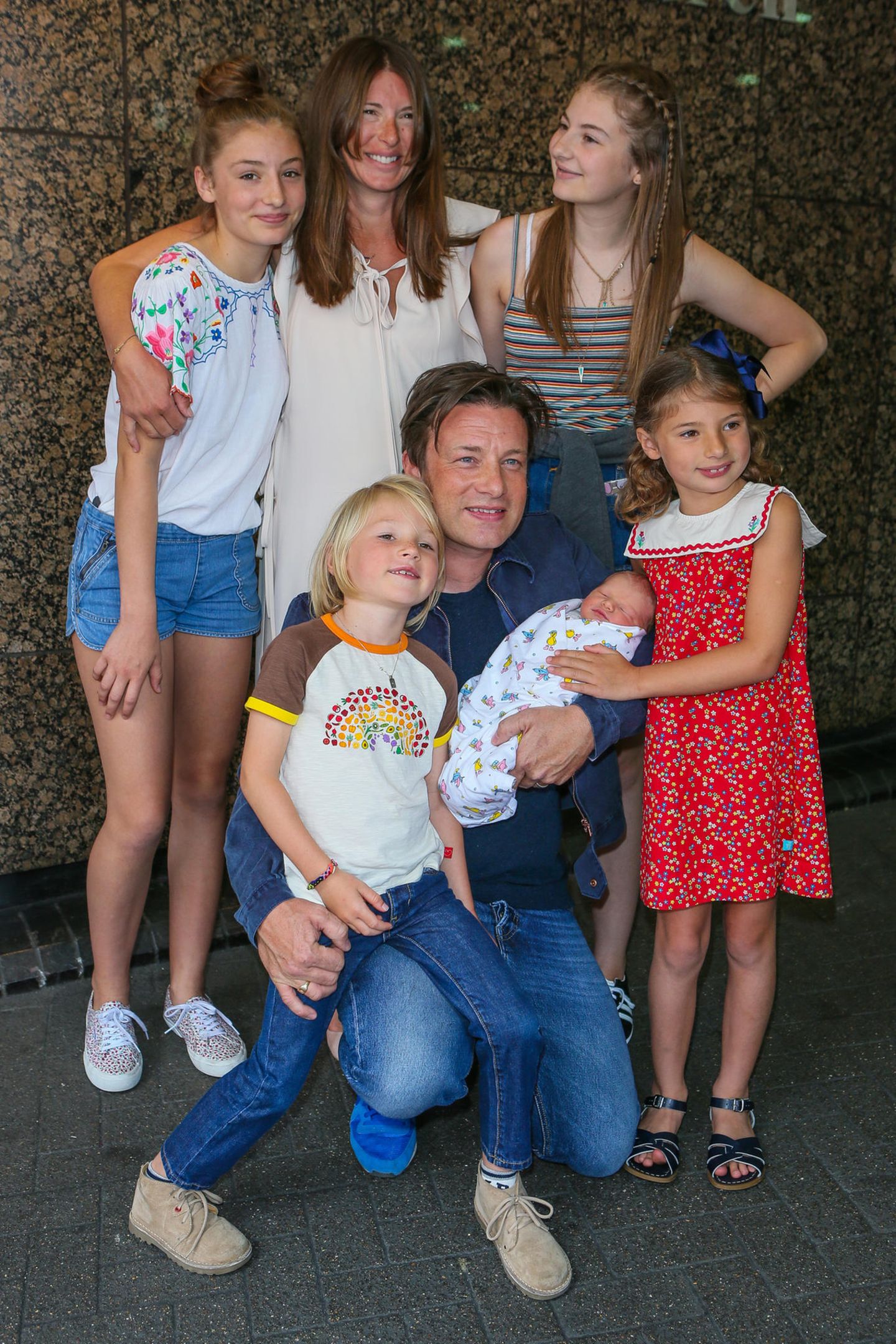 Star-Babys: Jamie Oliver mit seiner Frau und den gemeinsamen Kindern.