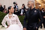 Alicia Keys und Swizz Beatz schauen sich an.