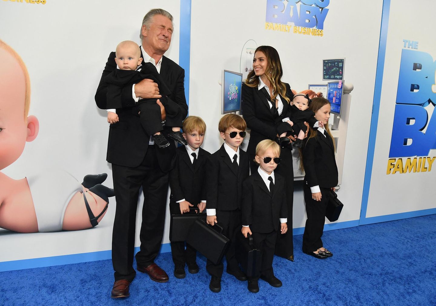 Fashion-Zwillinge: Alec Baldwin posiert mit seiner Familie auf dem roten Teppich.