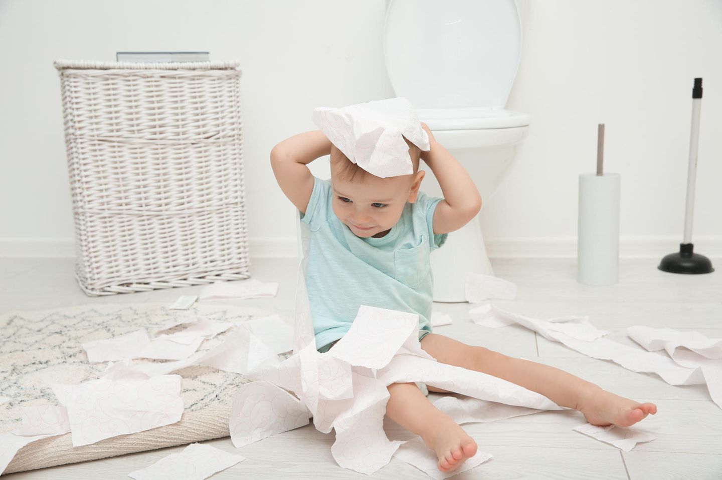 Eltern erzählen: Ein Kind spielt mit Toilettenpapier.